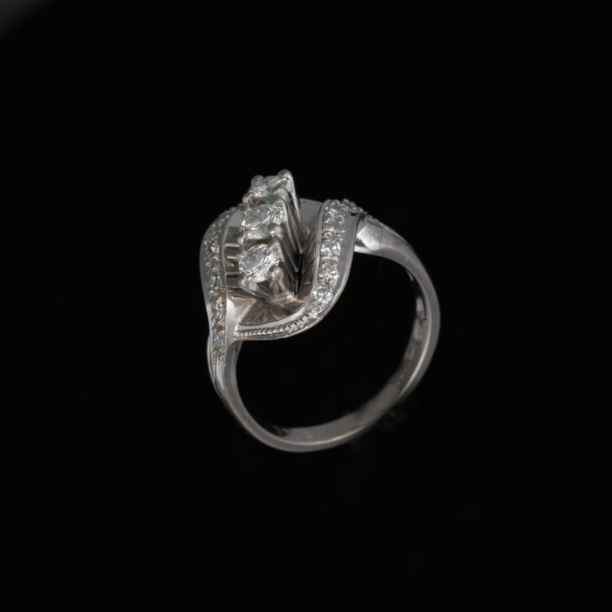 RING, 18K vitguld, diamanter. Oskar Lindroos, Helsingfors. Vikt ca 8,6 g.