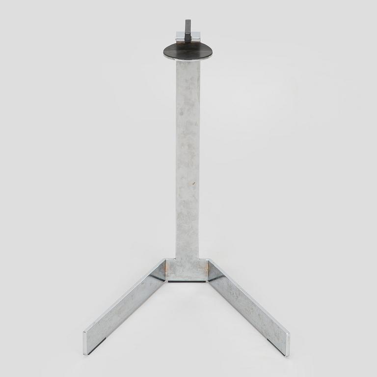 Jouni Leino, Tarjotinpöydän jalusta ,"Grip" Jouni Leino Design Studio 2009.