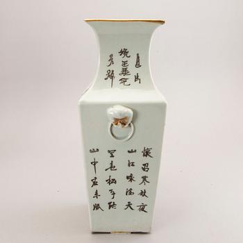 A Chinese porcelain vase, Qing dynasty, Guangxu (1875-1908.