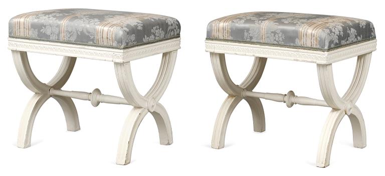 TABURETTER, ett par. Sengustavianska.