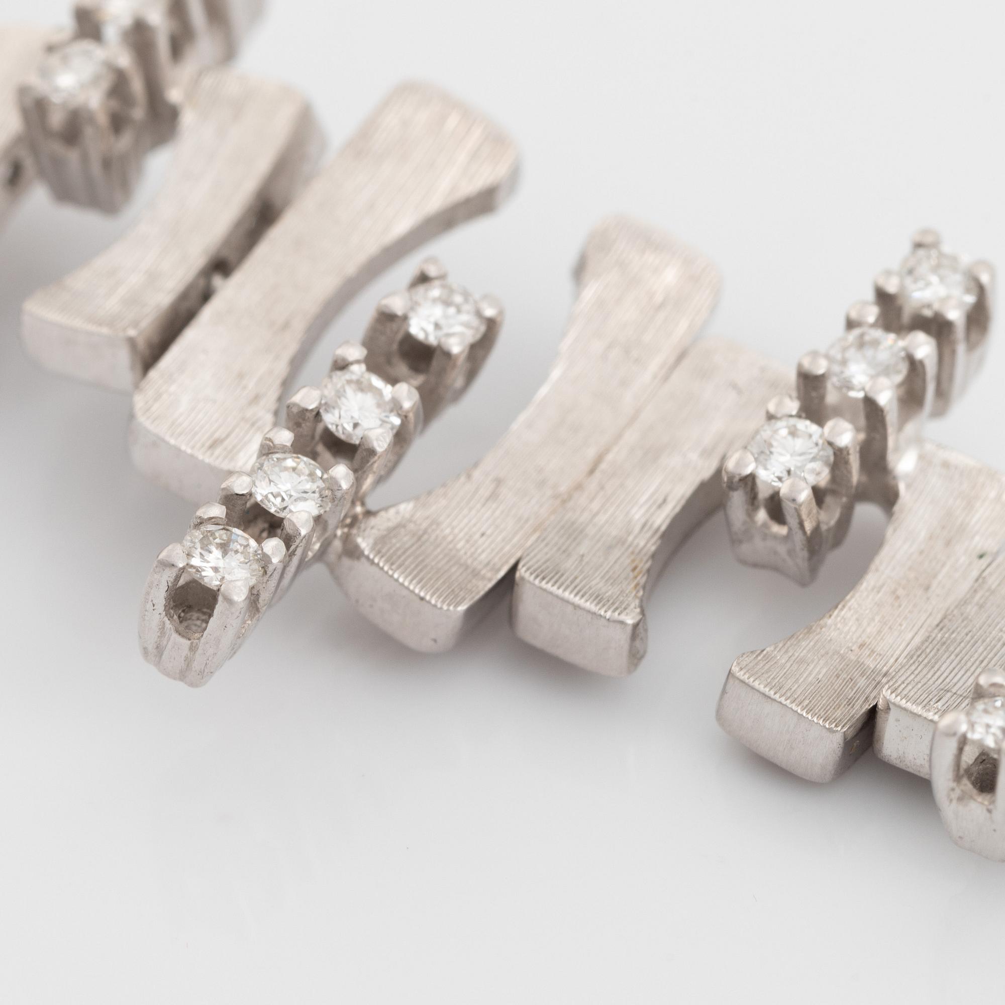 18K white gold and brilliant cut diamond bracelet.