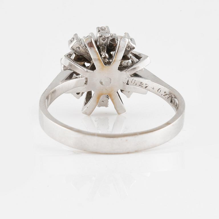 RING, 18K vitguld med  17 briljantslipade diamanter 0.54 ct, Ahlen & Samuelson, Stockholm, 1973. Vikt 6,8 gram.