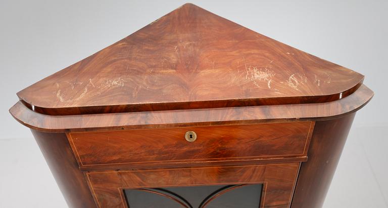 HÖRNVITRINSKÅP, Karl Johan, 1800-talets mitt.