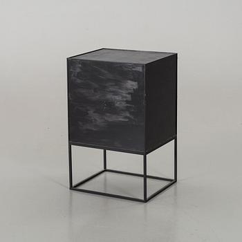 MOGENS LASSEN, SKÅP "Frame 49 kub", SPEGEL "View" samt BRICKBORD. 2000-tal.