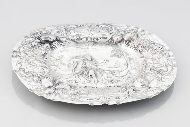 A Swedish early 18th century silver dish, mark of Magnus Myrman, Norrköping (1706-1730).