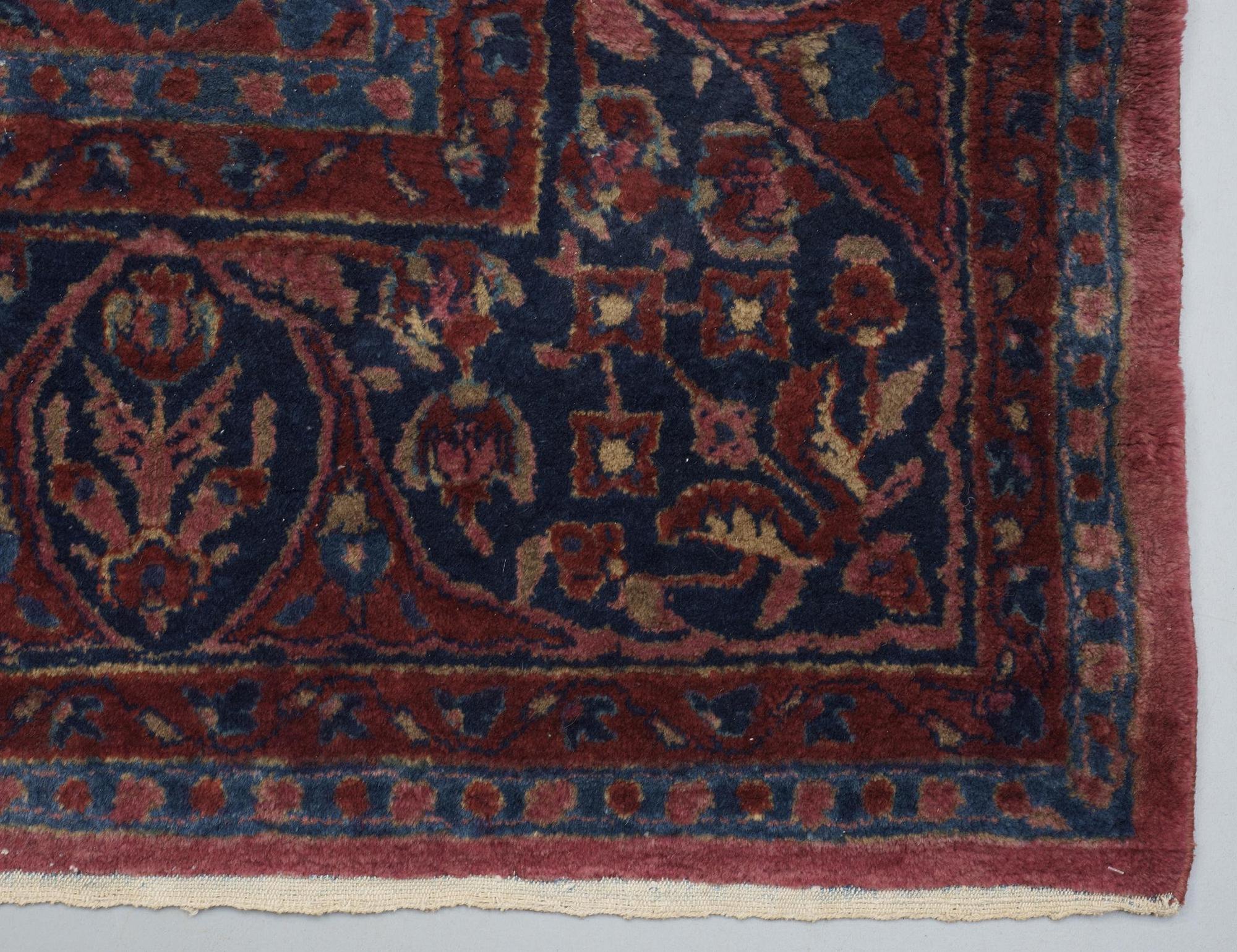 SEMI-ANTIQUE SAROUK. 303 x 268,5 cm.