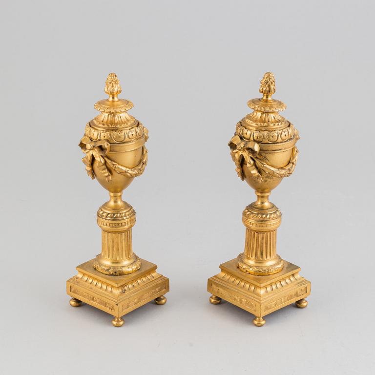 A pair of Empire style bronze cassolettes, 19/20th Century.