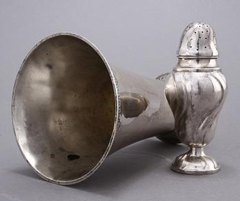 BÄGARE samt SOCKERRUSKA, silver, 1898 respektive importstämpel. Vikt ca 477 gr.