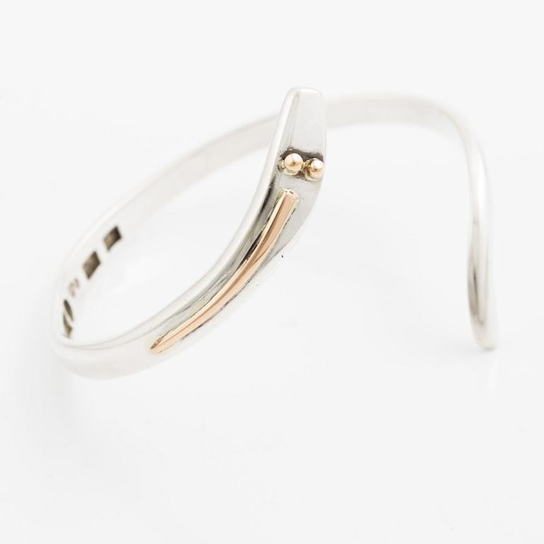 Sven-Erik Högberg, an arm ring in the form of a serpent, sterling silver with gold details, Gothenburg 1983.