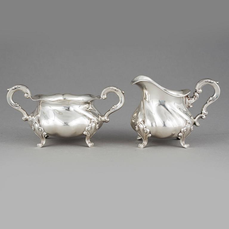 SOCKERSKÅL OCH GRÄDDKANNA, silver, rokokostil, 1900-tal. Vikt ca 211 gram.