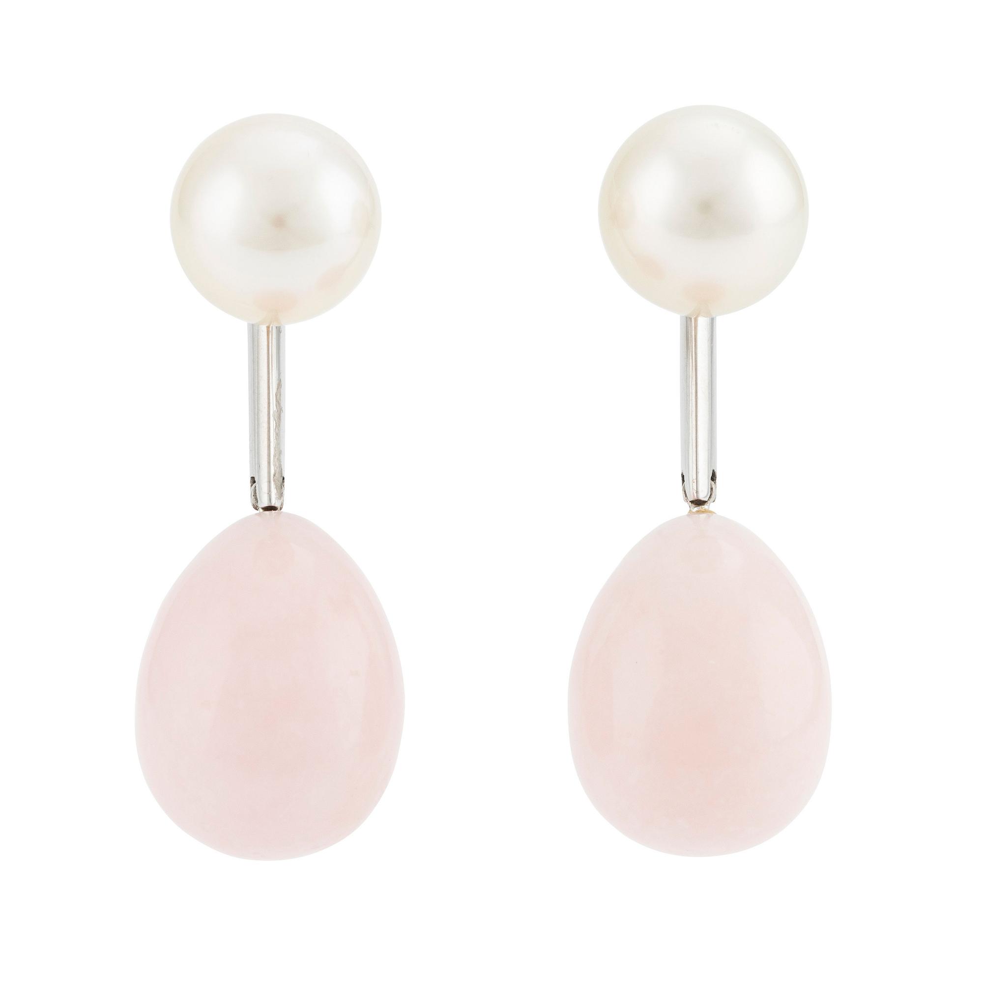 Gaudy ett par örhängen 18K vitguld med odlade Söderhavspärlor och rosa koralldroppar.