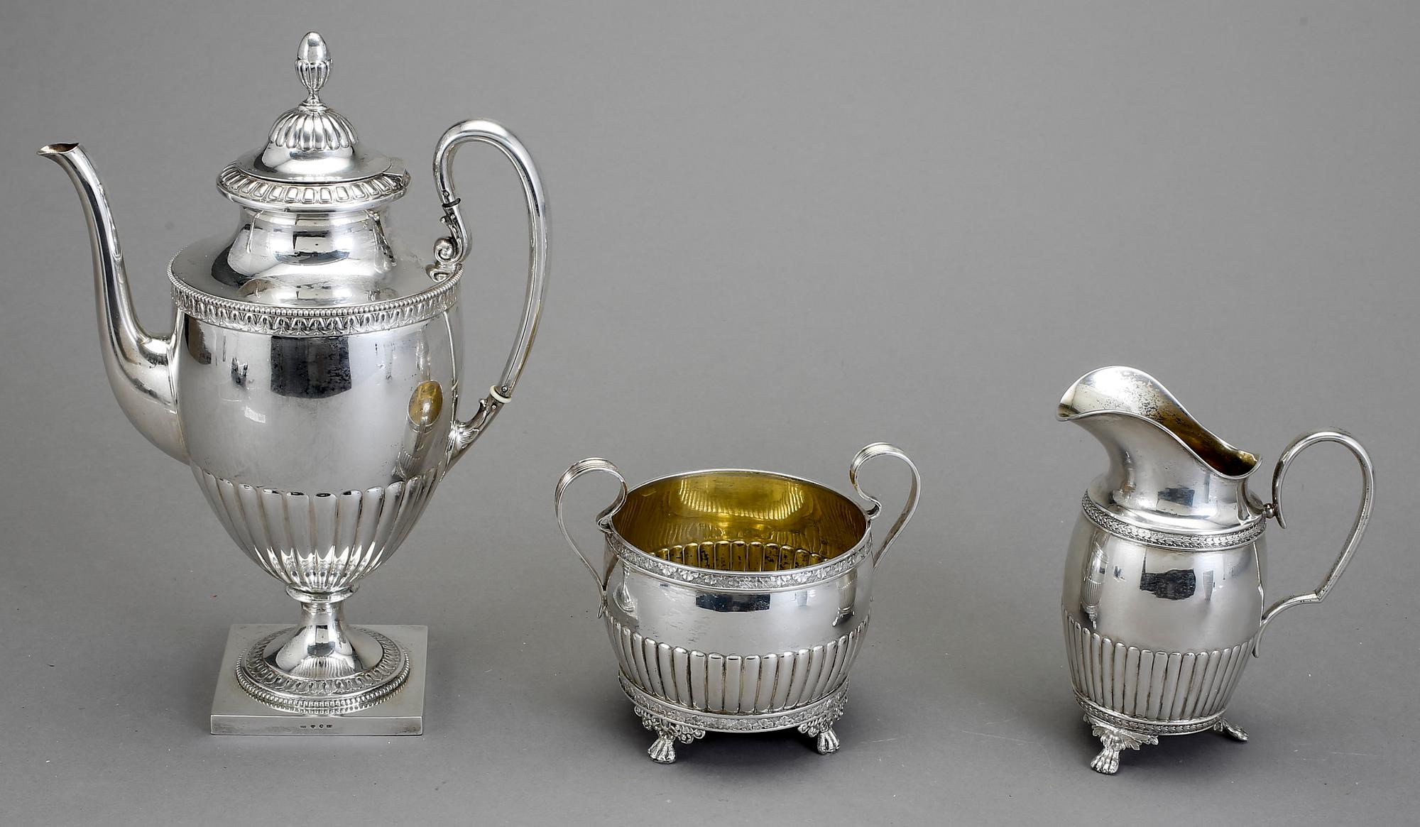 KAFFESERVIS, 3 snarlika delar, silver, GAB och CG Hallberg Stockholm 1903-1911. Total vikt ca 1145 gram.