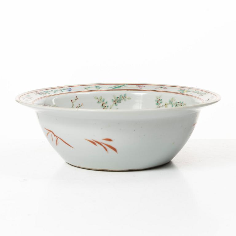 A porcelain wash stand, China, late Qing dynasty.