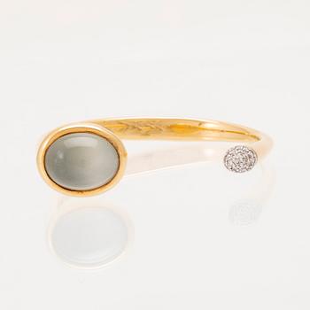 Ole Lynggaard, bracelet "Emeli" in 18K gold with a cabochon-cut moonstone and round brilliant-cut diamonds.
