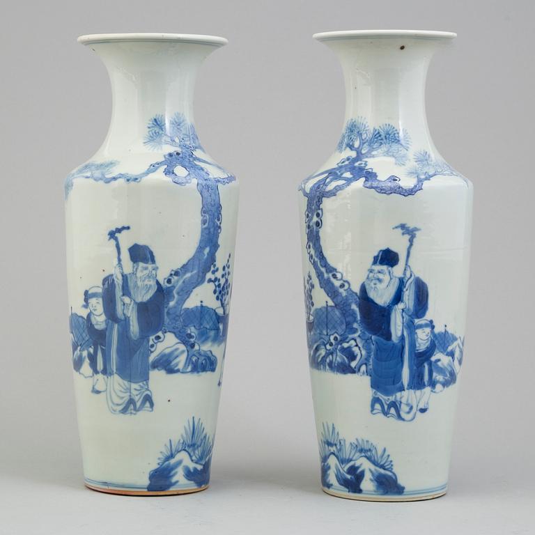 A pair of Chinese blue and white vases, Qing dynasty, late 19th century.