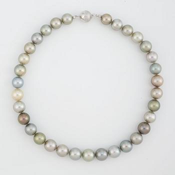 864. A cultured, Tahiti pearl necklace.