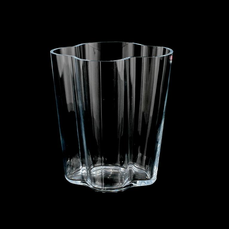 VAS, glas, Alvar Aalto, Iittala, märkt Alvar Aalto Iittala och daterad 2001.