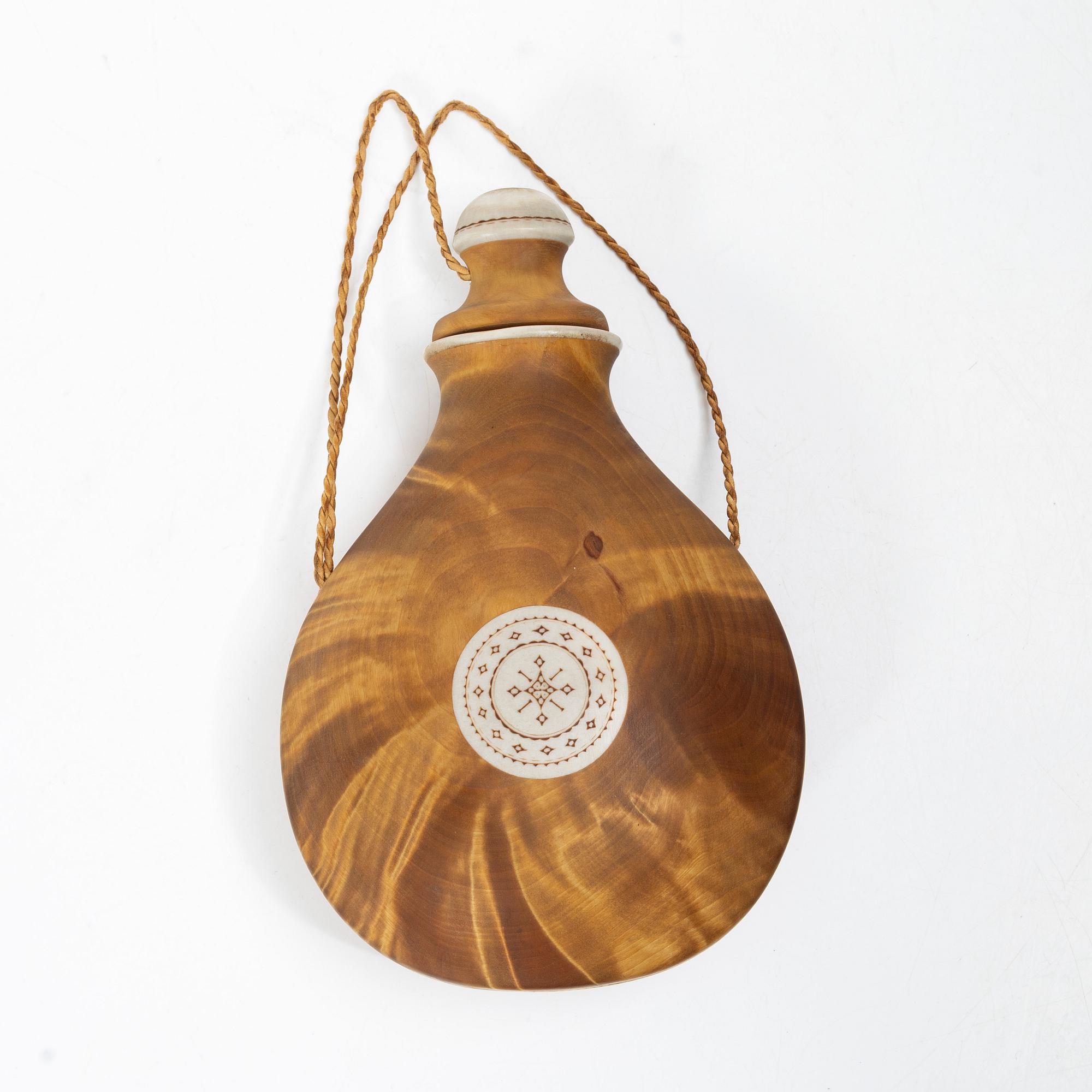 Thore Sunna, a salt bottle.