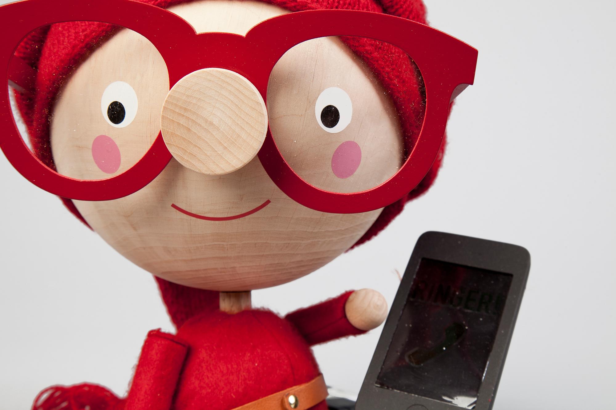 NISSE SKARP MED SMARTPHONE, NK 2014, JoAnn Tan Studio.