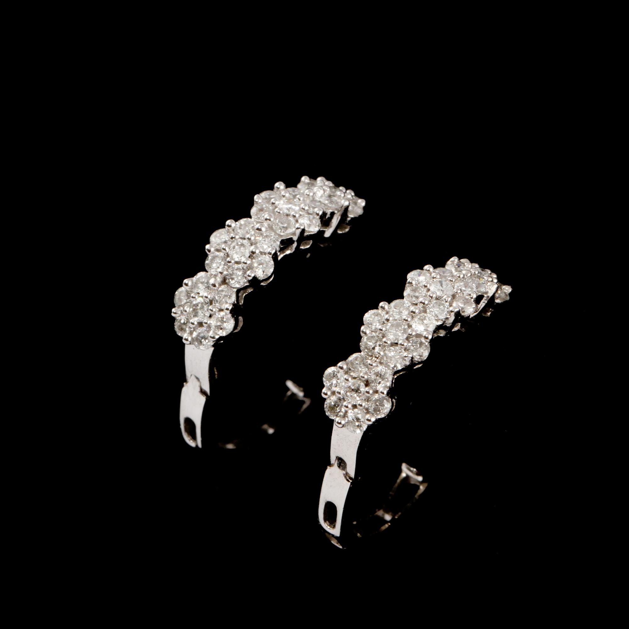 ÖRHÄNGEN, ett par, 18k vitguld med briljantslipade diamanter, totalt 0.63 ct. Vikt 3 g.