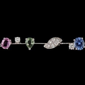 A multi coloured sapphire, tot. 4.35 cts, and brilliant cut diamond bracelet, tot. 0.84 cts.