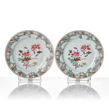 A famille rose serving dish and six dinner plates, Qing dynasty, Qianlong (1736-95).