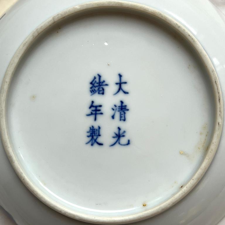 Fat, ett par, porslin. Qingdynastin med Guangxus märke och tid (1875-1908).