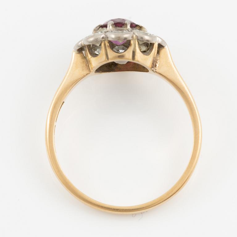 Ring, 18K gold with ruby and brilliant-cut diamonds.
