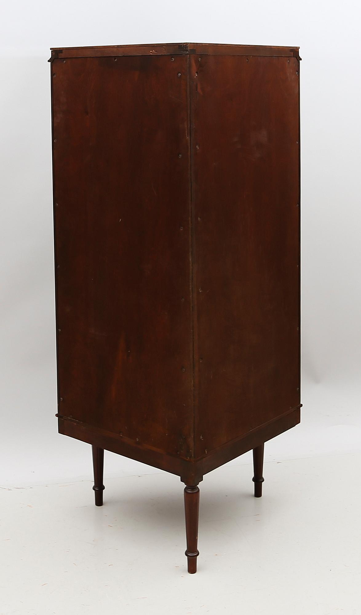 HÖRNVITRINSKÅP, 1900-talets andra hälft.