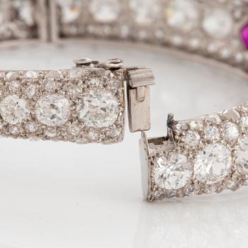 Armring platina med gammal- och rosenslipade diamanter samt fasettslipade safirer och rubiner.