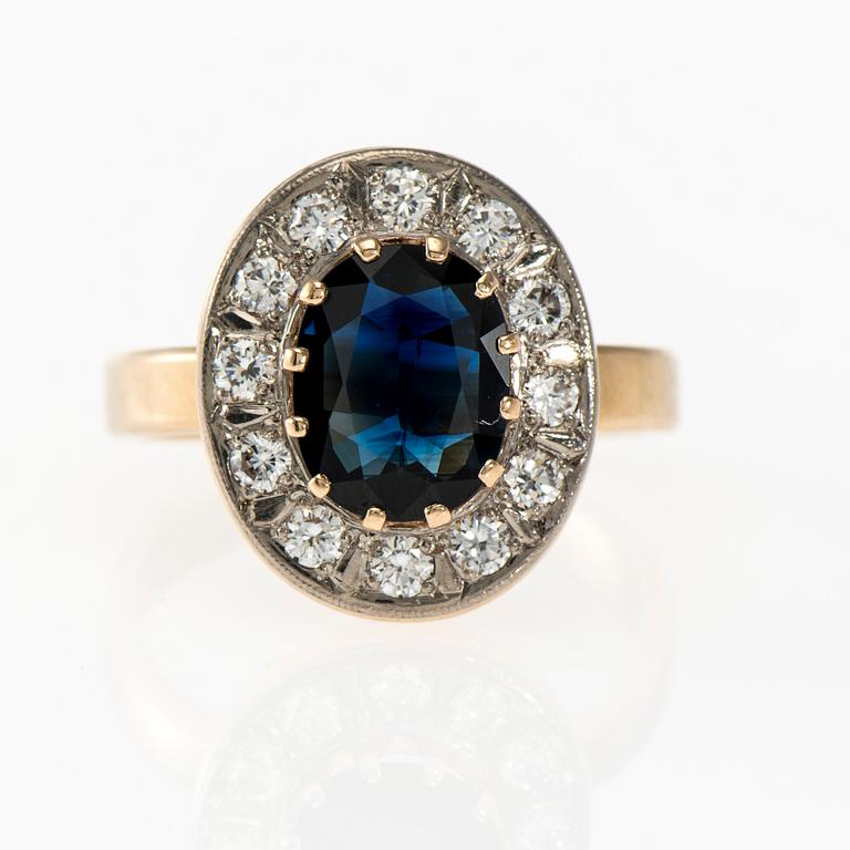 RING, 14K guld, fasettslipad safir, briljantslipade diamanter. Toivo J. Toivonen 1984. Vikt ca 8,5 g.