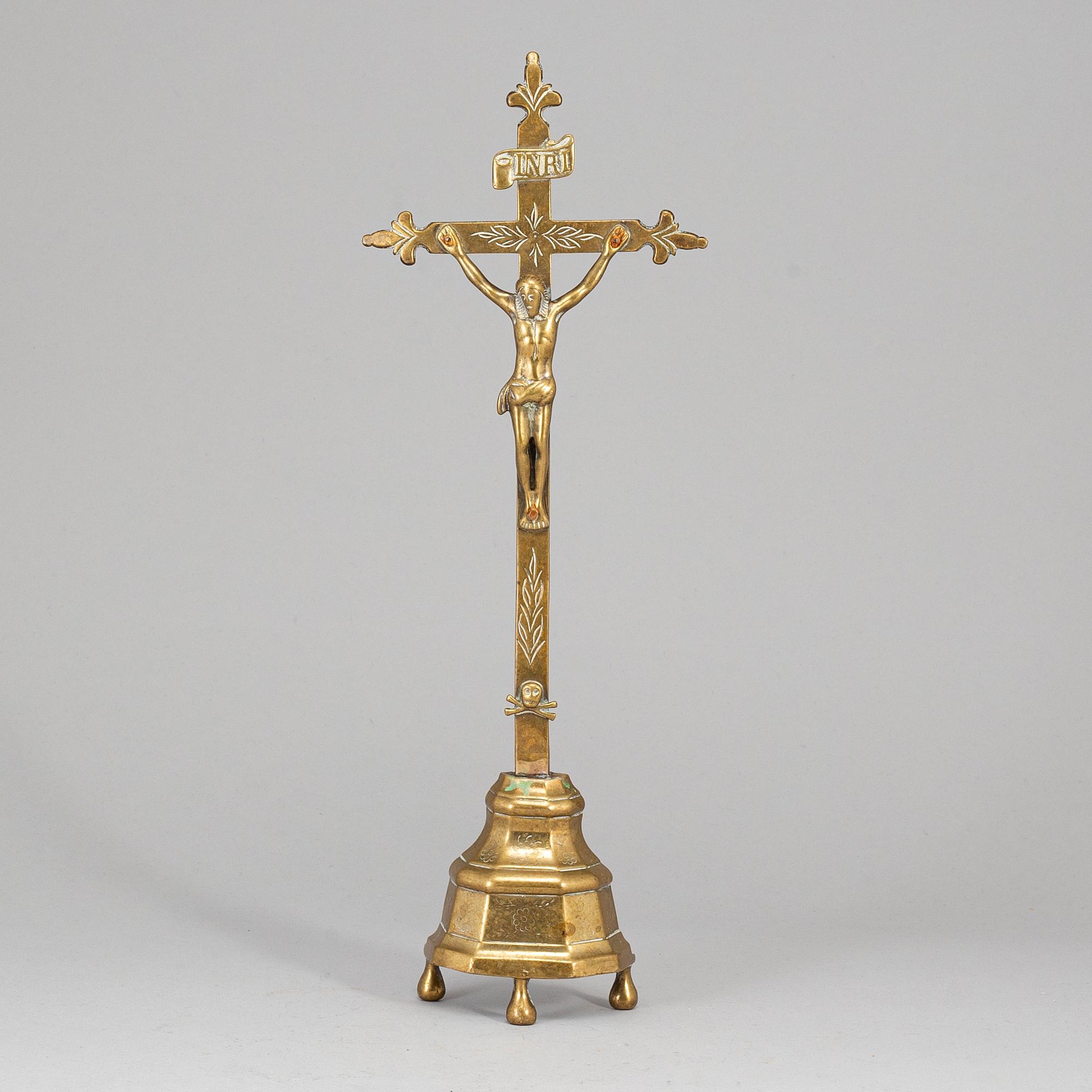 A bronze crucifix, 17th/18th century.