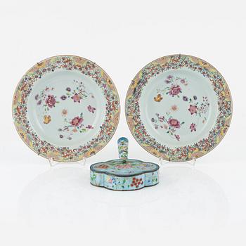 A pair of Chinese famille rose porcelain plates, Qing dynasty, Qianlong  (1736-95) and a box, China, 20th Century.