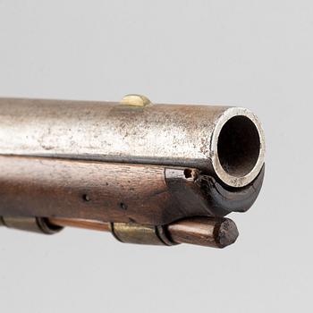 Slaglåspistol, svensk, m/1852 för postiljon, samt en dubbelpipig slaglåspistol.