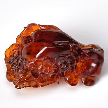 An amber brush washer and three miniature figurines, China, late Qing/early 20th Century.