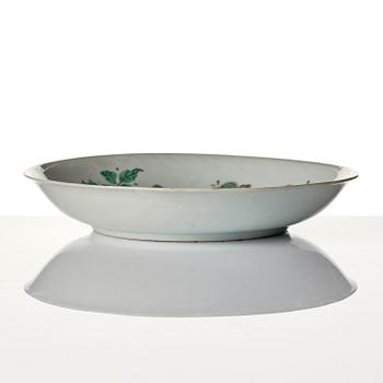 A set of two famille verte bowls and a dish, Qing dynasty, early Kangxi (1662-1722).