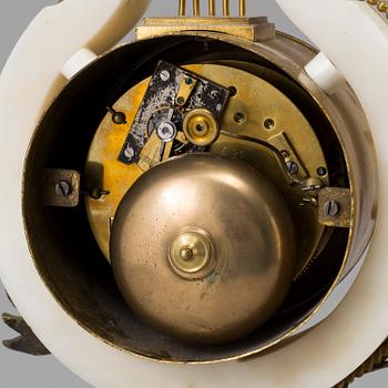 A FRENCH TABLE CLOCK, Louis XVI-style, first half of the 20th century.