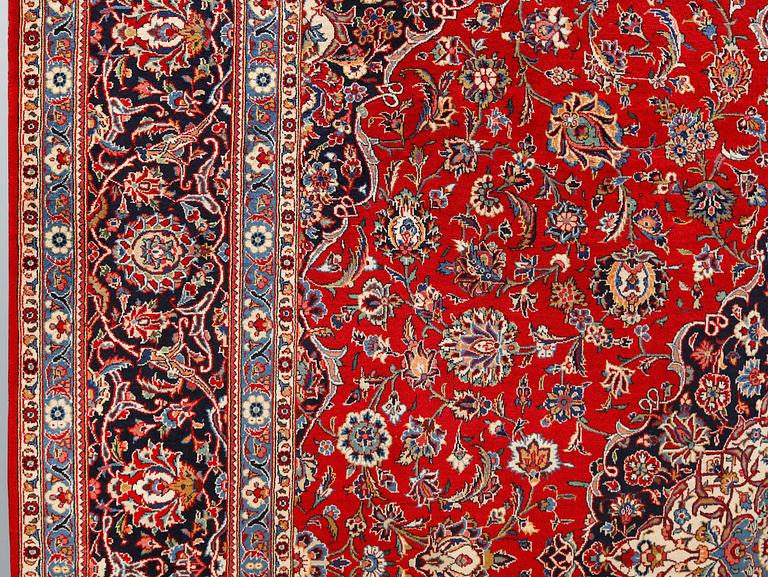 A Keshan carpet, approx. 418 x 315 cm.