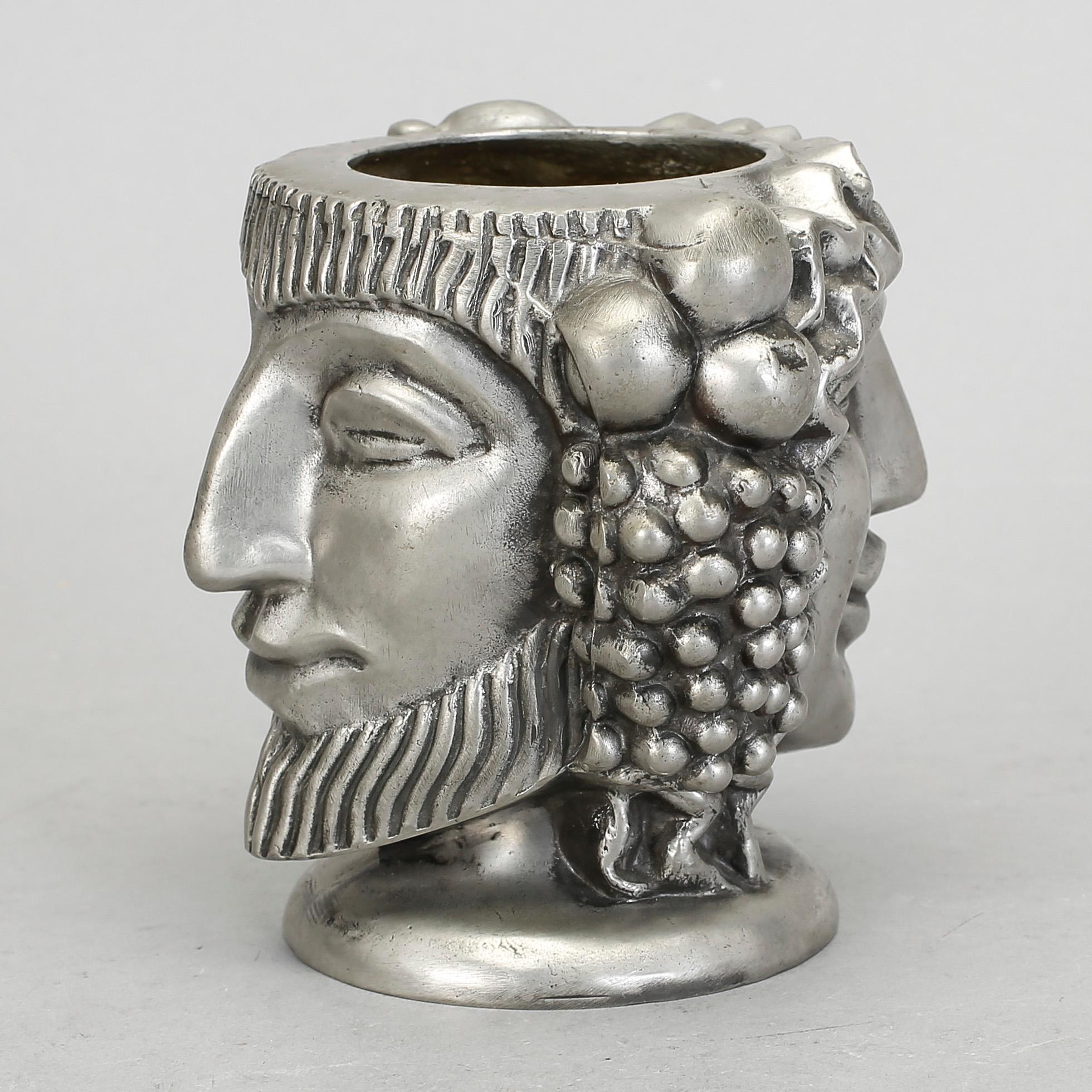 VAS, tenn, "Janushuvud", formgiven av Anna Petrus, Firma Svenskt Tenn, Stockholm, 1957.