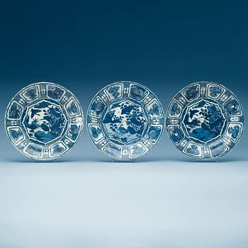 1672. A set of three blue and white kraak dishes, Ming dynasty, Wanli (1572-1620).