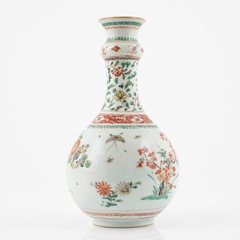 Vas, porslin. Qingdynastin, Kangxi (1662-1722
).