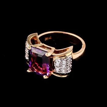 RING, 14k guld med ametist samt 16 briljantslipade diamanter. Vikt 10 g.