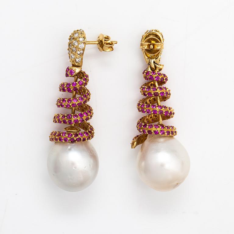 A pair of 18K gold earrings with rubies, diamonds ca. 0.96 ct in total and cultured pearls.
