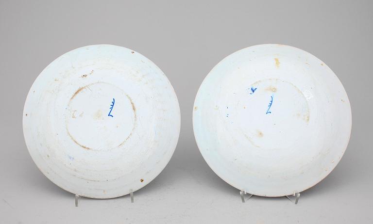 TALLRIKAR, ett par, fajans, Frankrike, 1800/1900-tal.