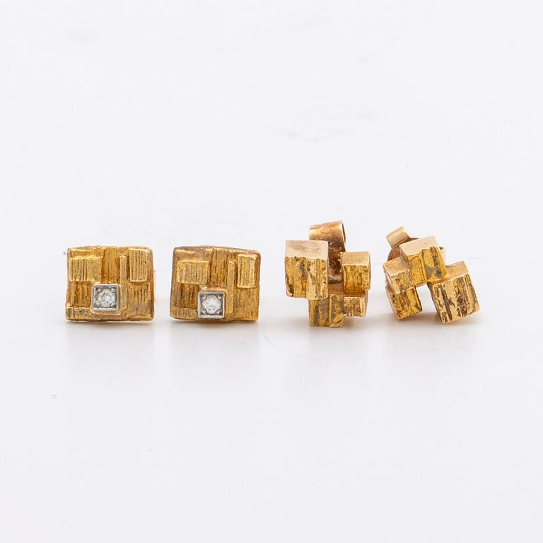 LAPPONIA 2 pair of earrings 18K gold and 2 brilliant-cut diamonds approx 0,06 ct in total.