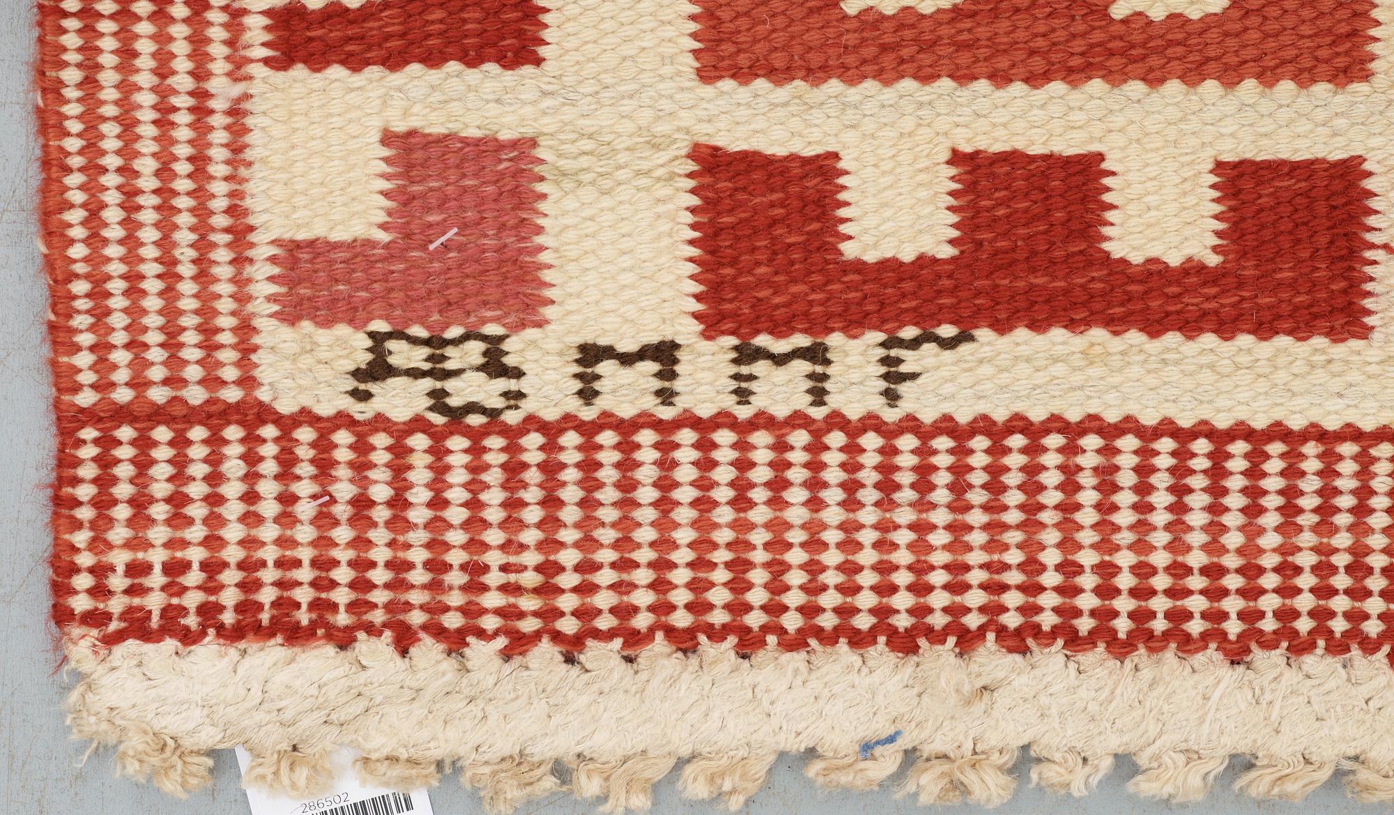 CARPET. "Rödbroka". Flat weave (Rölakan). 315,5 x 231,5 cm. Signed AB MMF AML.