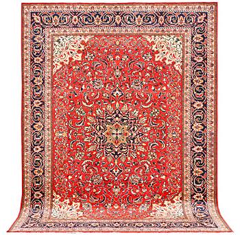 A Hamadan carpet, c. 305 x 220 cm.