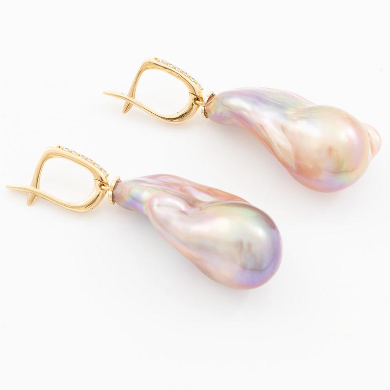 Earrings in 18K gold with cultured baroque freshwater pearls and brilliant-cut diamonds.