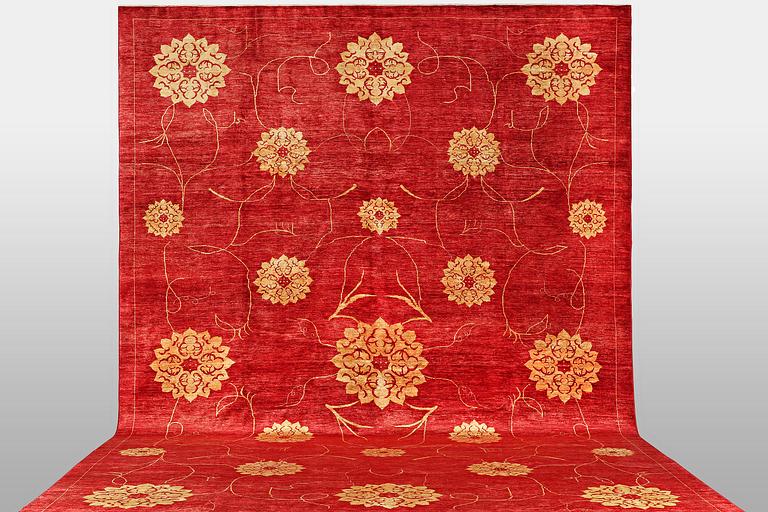 A carpet, Zieglar design, ca 524 x 367 cm.