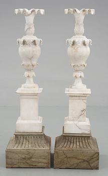 URNOR, ett par, alabaster, Italien, senare delen av 1800-talet.